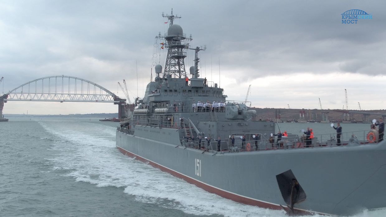 Большой десантный корабль Черноморского флота Азов выполняет переход по Керченскому проливу. 6 сентября 2017