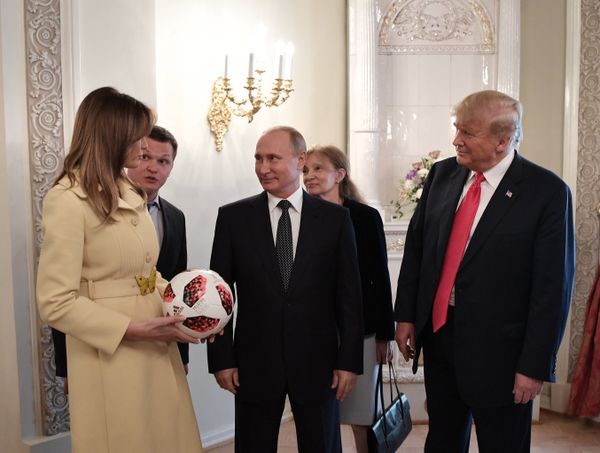 Президент РФ Владимир Путин и президент США Дональд Трамп с супругой Меланьей с мячом чемпионата мира 2018