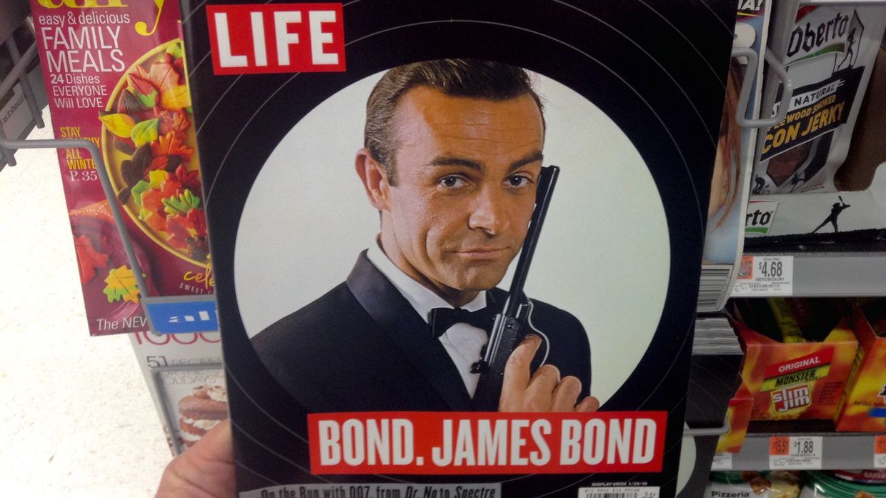 Шон Коннери в роли Джеймса Бонда на обложке Life