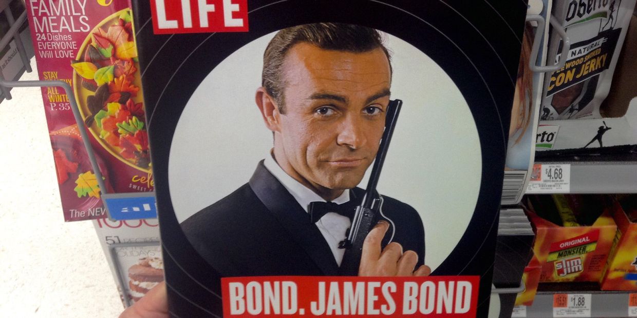 Шон Коннери в роли Джеймса Бонда на обложке Life