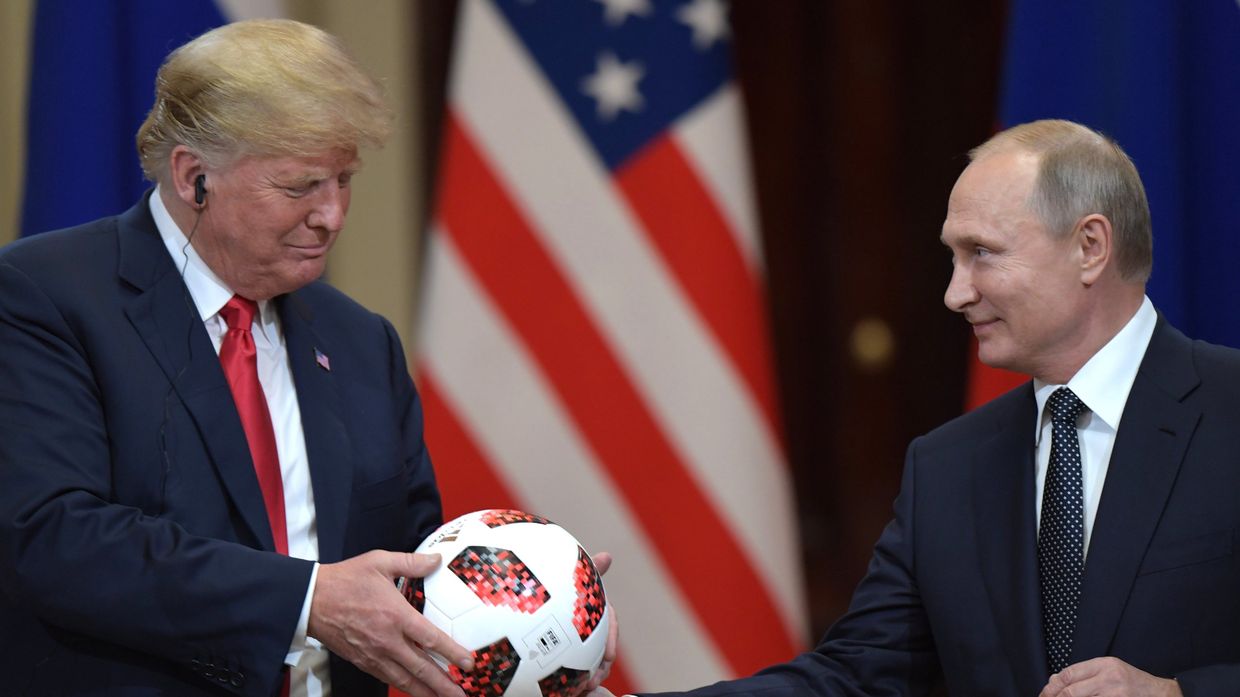 Президент РФ Владимир Путин и президент США Дональд Трамп (слева) на совместной пресс-конференции по итогам встречи в Хельсинки.