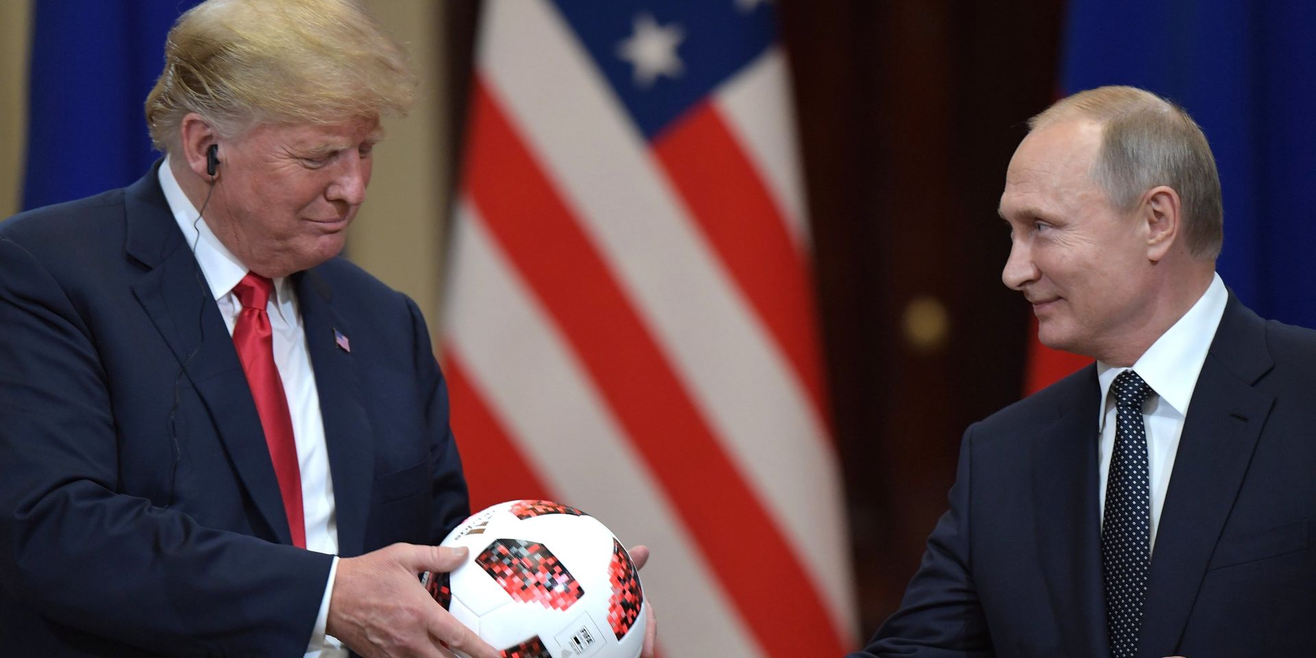  Президент РФ Владимир Путин и президент США Дональд Трамп (слева) на совместной пресс-конференции по итогам встречи в Хельсинки. - ИноСМИ, 1920, 20.06.2025