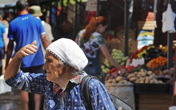 Пожилая женщина на продуктовом рынке в Казани