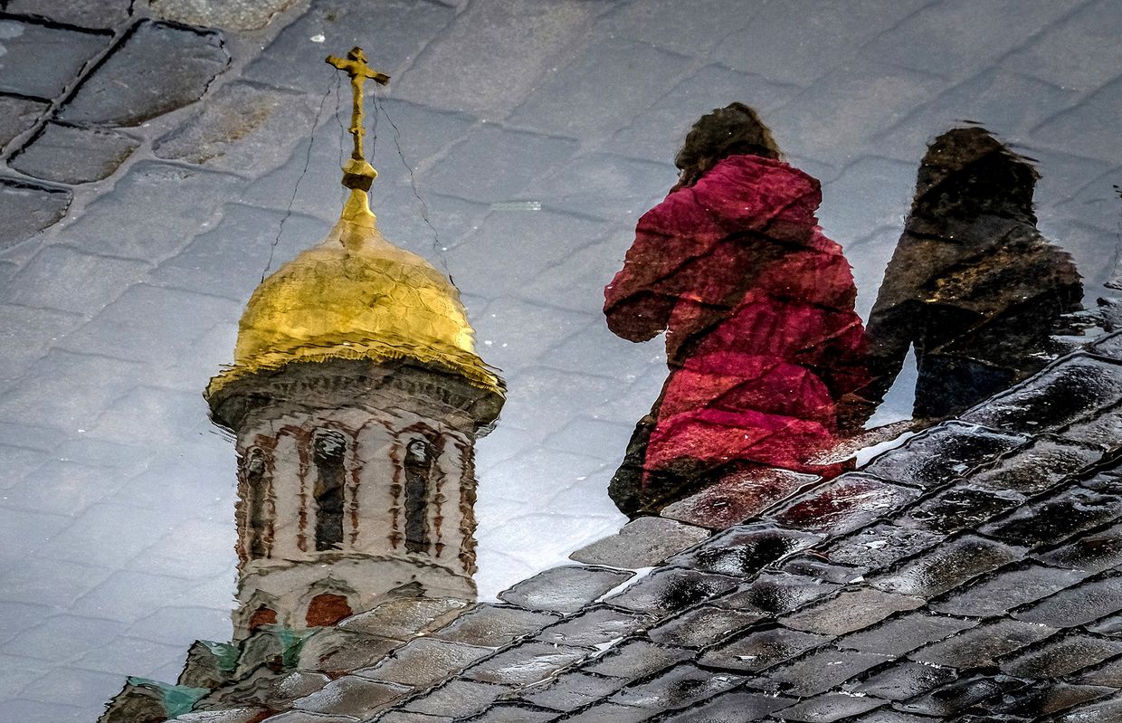 Прохожие на Красной площади в Москве.