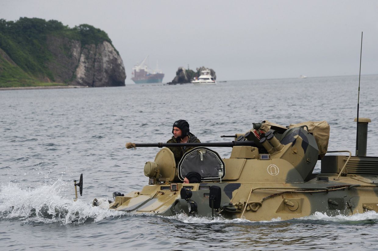 Тренировка роты морской  пехоты  на  новых бронетранспортерах БТР-82А  во Владивостоке