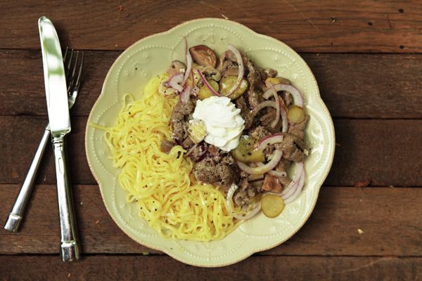 Печенка в сметане с маринованными огурцами и яичной лапшой