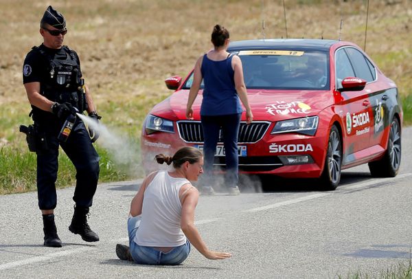 Фермеры устроили акцию протеста во время 16-го этапа престижной веломногодневки «Тур де Франс»