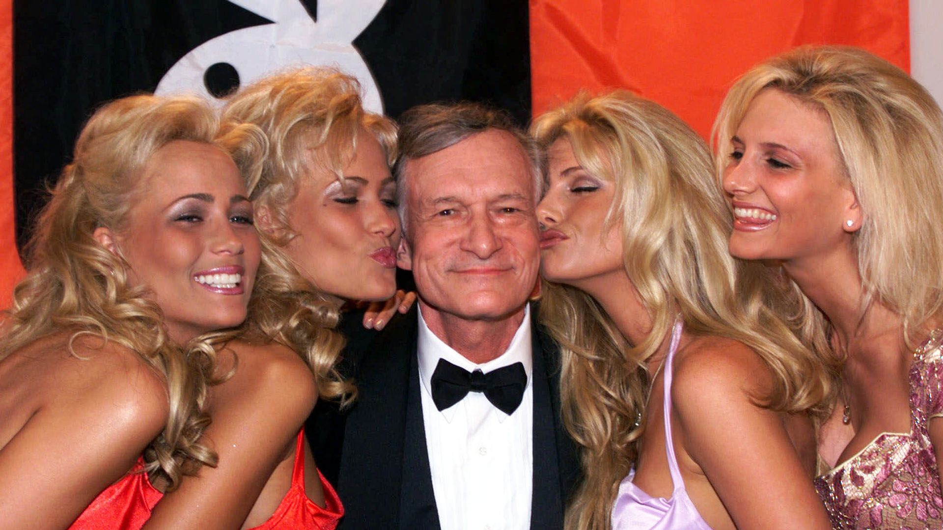 Хью Хефнер с девушками Playboy во время 52-го Каннского кинофестиваля. 14 мая 1999 - ИноСМИ, 1920, 06.05.2025