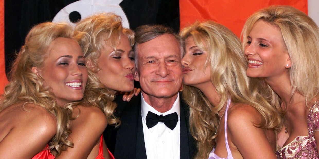 Хью Хефнер с девушками Playboy во время 52-го Каннского кинофестиваля. 14 мая 1999