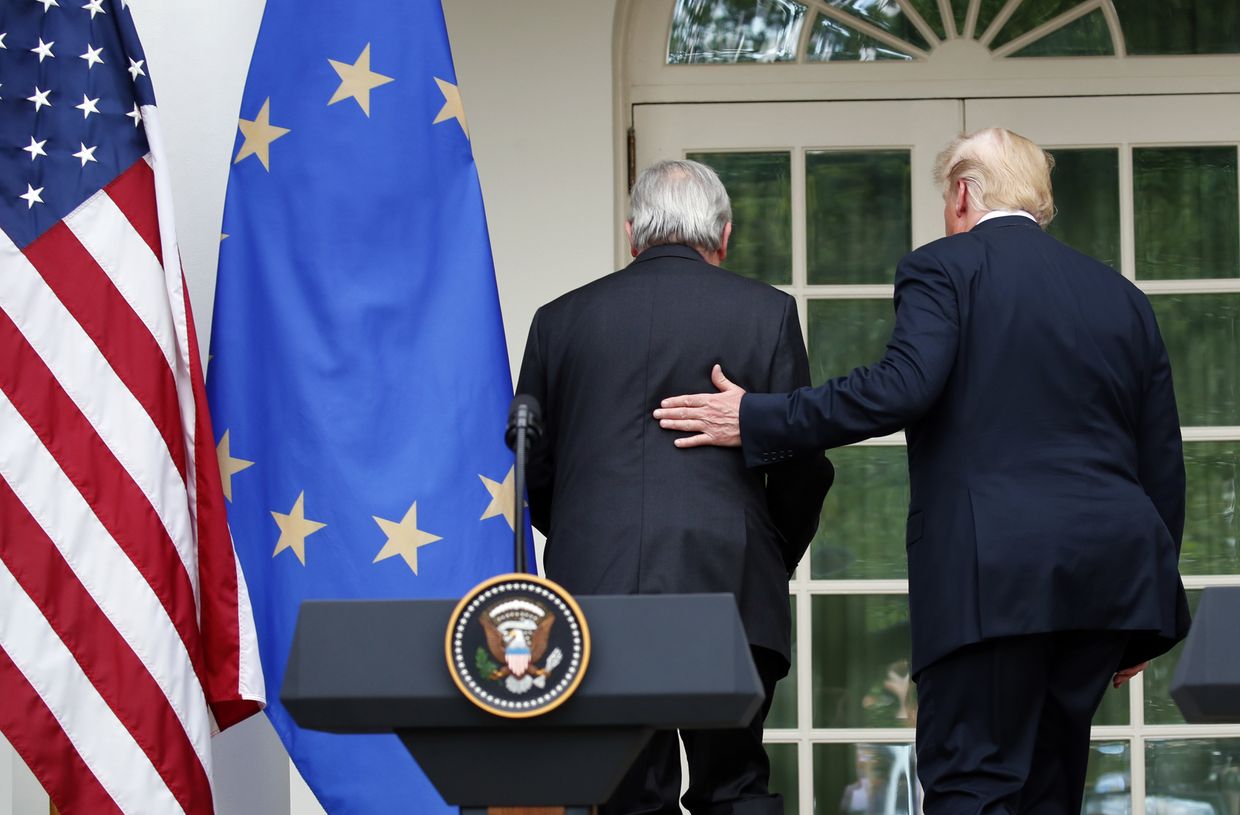 Председатель Европейской комиссии Жан-Клод Юнкер и президент США Дональд Трамп после пресс-конференции в Розовом саду Белого дома, Вашингтон, США. 25 июля 2018 Председатель Европейской комиссии Жан-Клод Юнкер и президент США Дональд Трамп после пресс-конференции в Розовом саду Белого дома, Вашингтон, США. 25 июля 2018