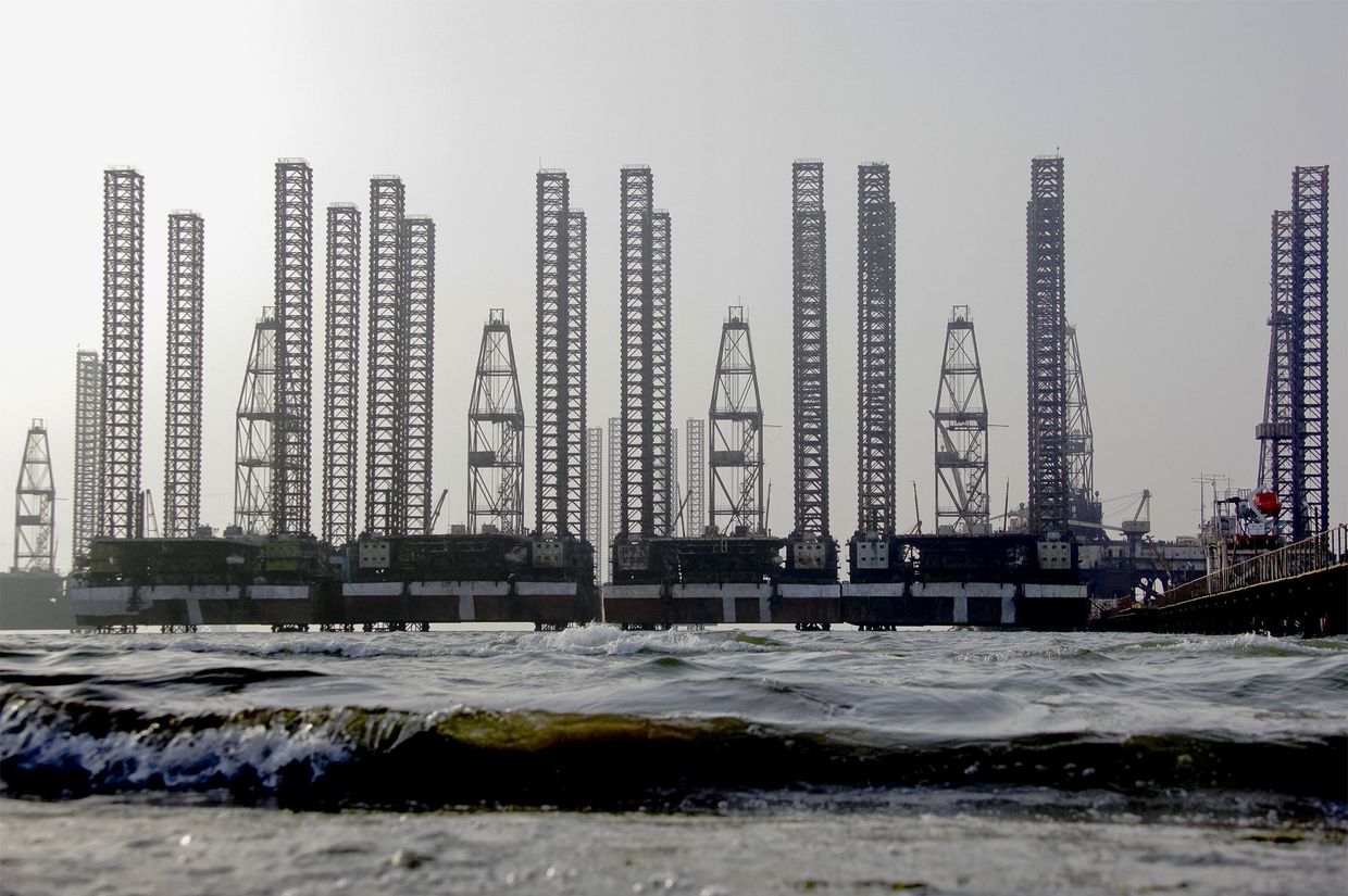 Нефтяные платформы в Каспийском море