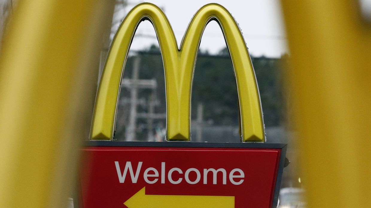 Указатель на ресторан быстрого питания McDonald’s в городе Брэндон, штат Миссисипи