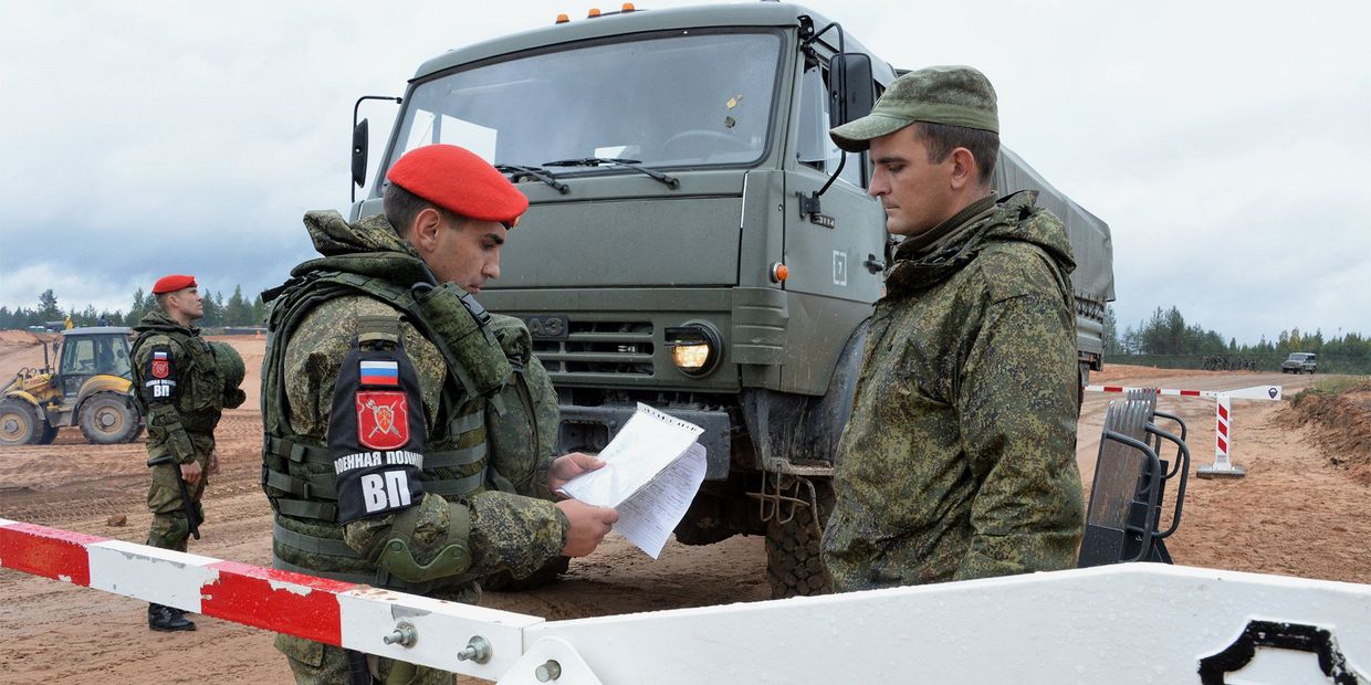 Военнослужащие на блок-посту во время учений  вооружённых сил России и Белоруссии на Лужском полигоне в Ленинградской области. 14 сентября 2017