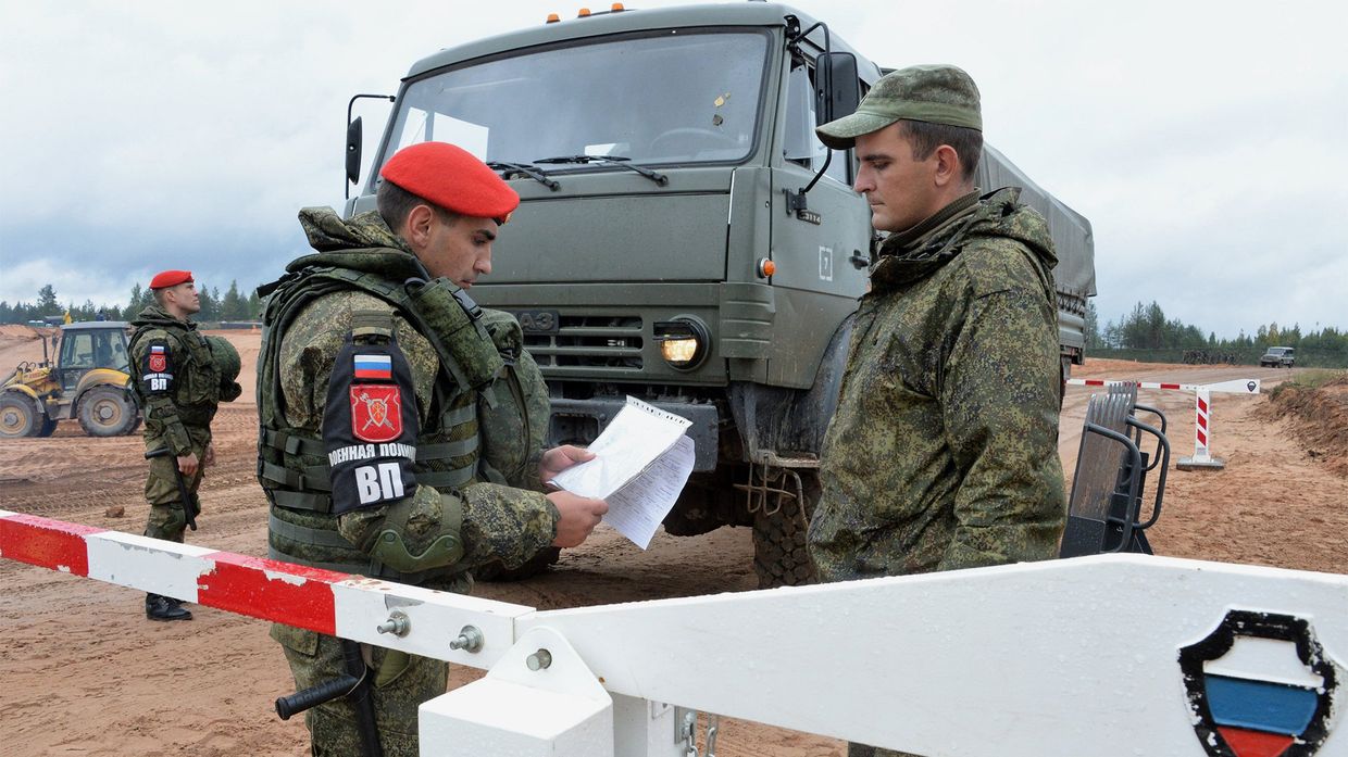 Военнослужащие на блок-посту во время учений  вооружённых сил России и Белоруссии на Лужском полигоне в Ленинградской области. 14 сентября 2017