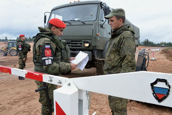 Военнослужащие на блок-посту во время учений  вооружённых сил России и Белоруссии на Лужском полигоне в Ленинградской области. 14 сентября 2017