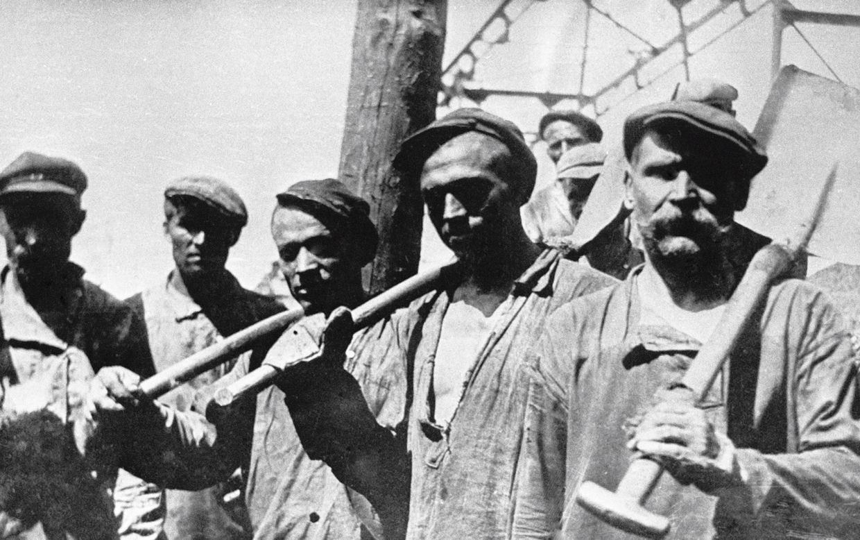 Ударная бригада грузчиков шахты «Центральная» в Донецкой области