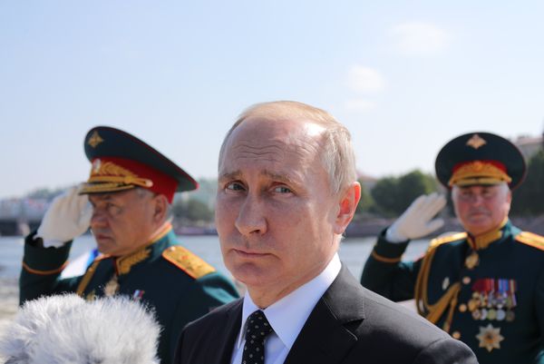 Президент РФ В. Путин посетил Главный военно-морской парад