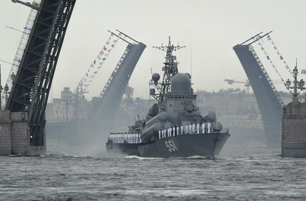 Репетиция парада в честь дня ВМФ РФ в Санкт-Петербурге