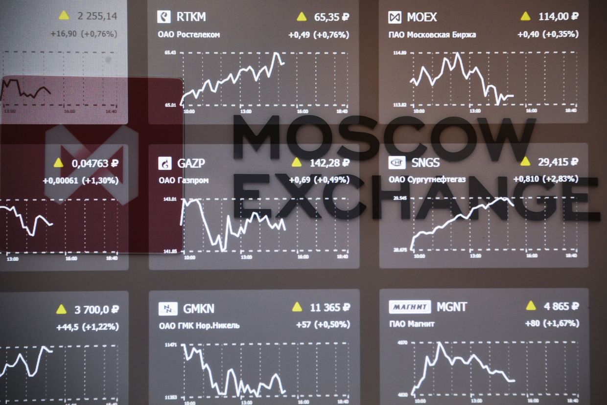 Котировки фондового рынка на экране в здании Московской биржи Котировки фондового рынка на экране в здании Московской биржи