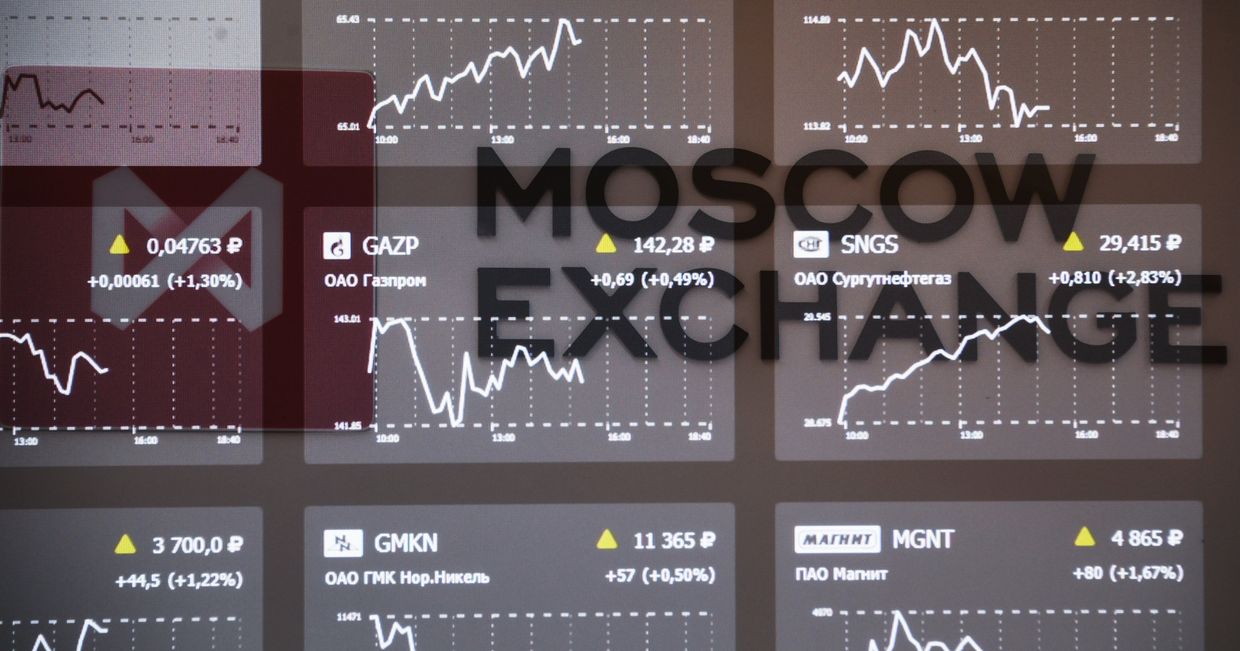 Котировки фондового рынка на экране в здании Московской биржи