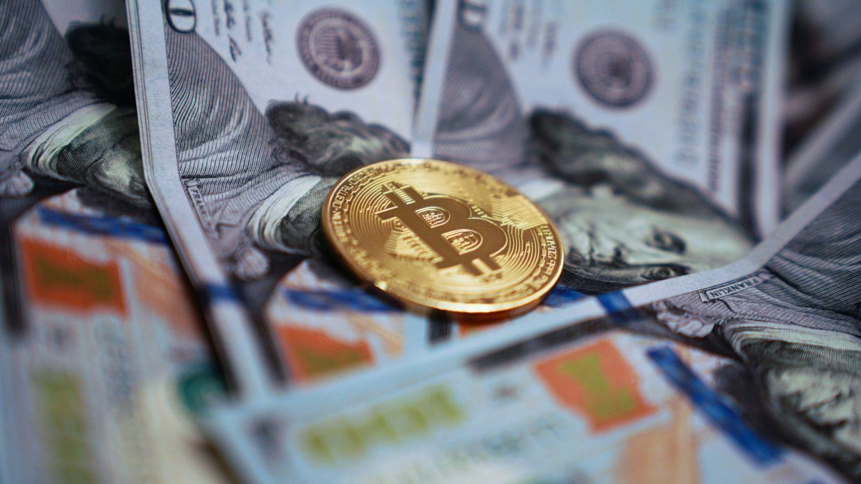 Монета с логотипом криптовалюты биткоин