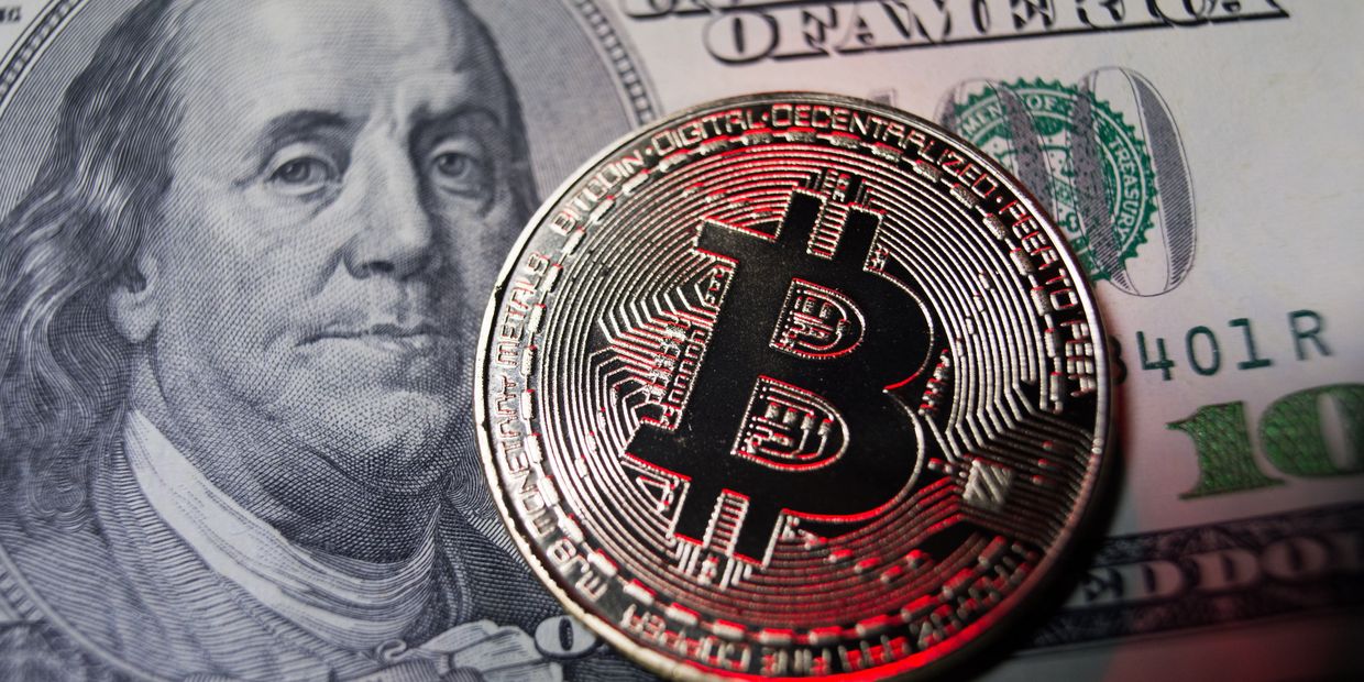 Монета с логотипом криптовалюты биткоин
