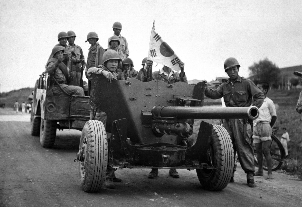 Противотанковая пушка QF 6 pounder во время эвакуации аэропорта Сувон в 1950 году Противотанковая пушка QF 6 pounder во время эвакуации аэропорта Сувон в 1950 году