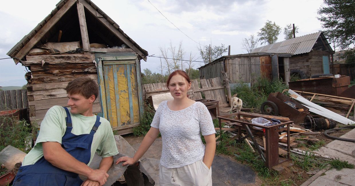 Шахтерская семья Роман и Наталья Масловы во дворе своего дома в  поселке Октябрьский Краснокаменского района Читинской области