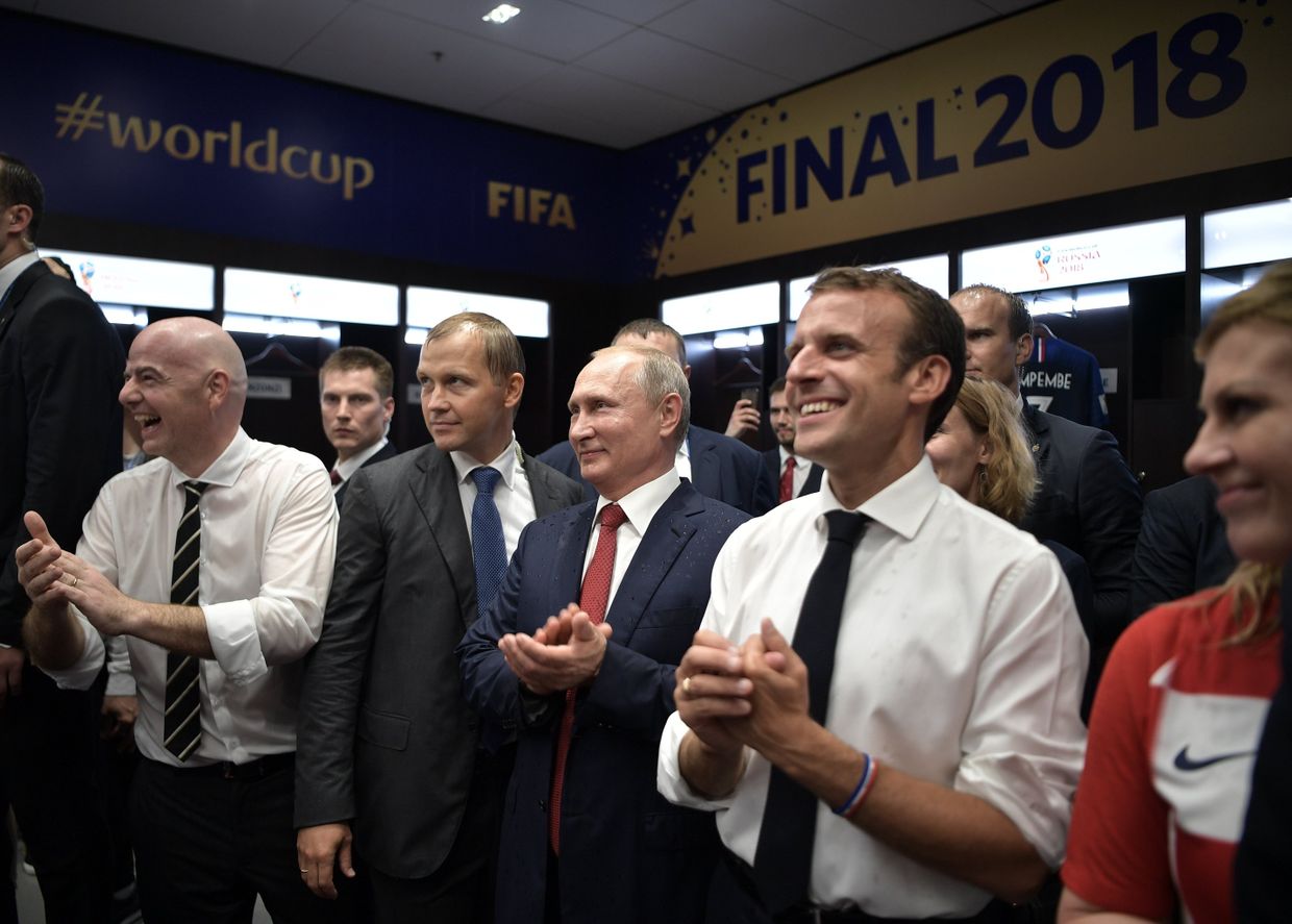 Президент РФ Владимир Путин, президент FIFA Джанни Инфантино (слева), президент Франции Эмманюэль Макрон (в центре) и президент Хорватии Колинда Грабар-Китарович поздравляют сборную Франции после финального матча чемпионата мира по футболу Президент РФ Владимир Путин, президент FIFA Джанни Инфантино (слева), президент Франции Эмманюэль Макрон (в центре) и президент Хорватии Колинда Грабар-Китарович поздравляют сборную Франции после финального матча чемпионата мира по футболу