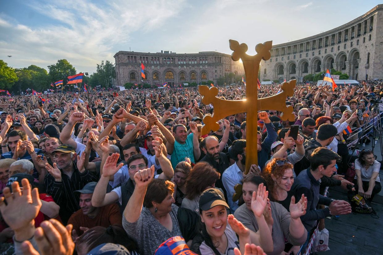 Сторонники лидера оппозиции в Армении Никола Пашиняна на митинге на площади Республики в Ереване