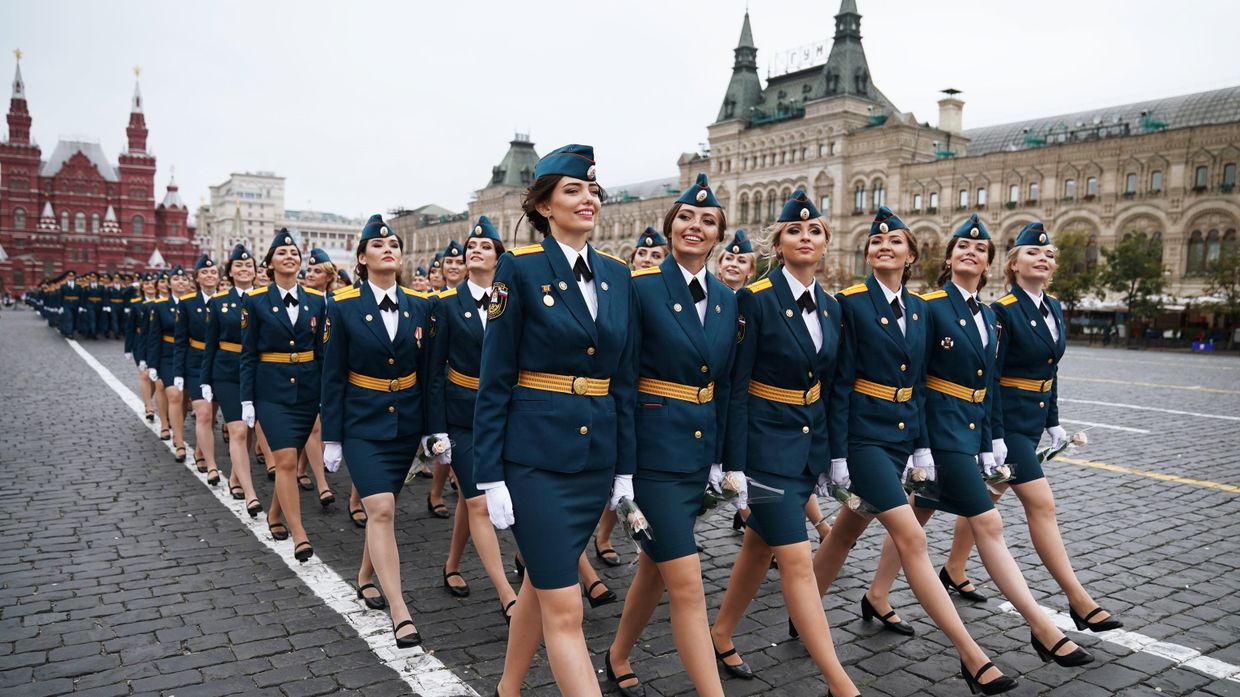 Выпускницы учебных заведений МЧС России на торжественной церемонии, посвященной выпуску курсантов и кадетов вузов МЧС России, на Красной площади в Москве