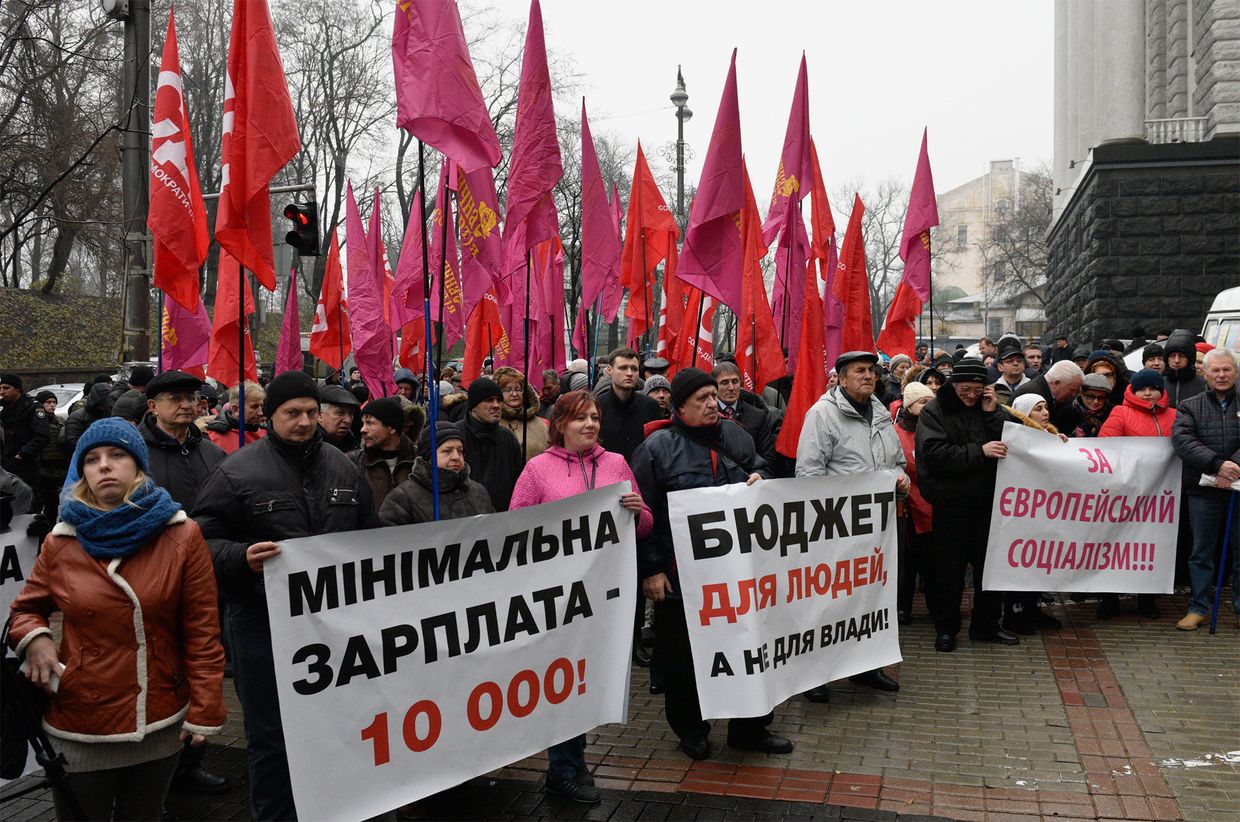 Участники акции протеста вышли к зданию Верховной рады Украины с требованием повышения заработной платы и пенсии. 1 декабря 2017