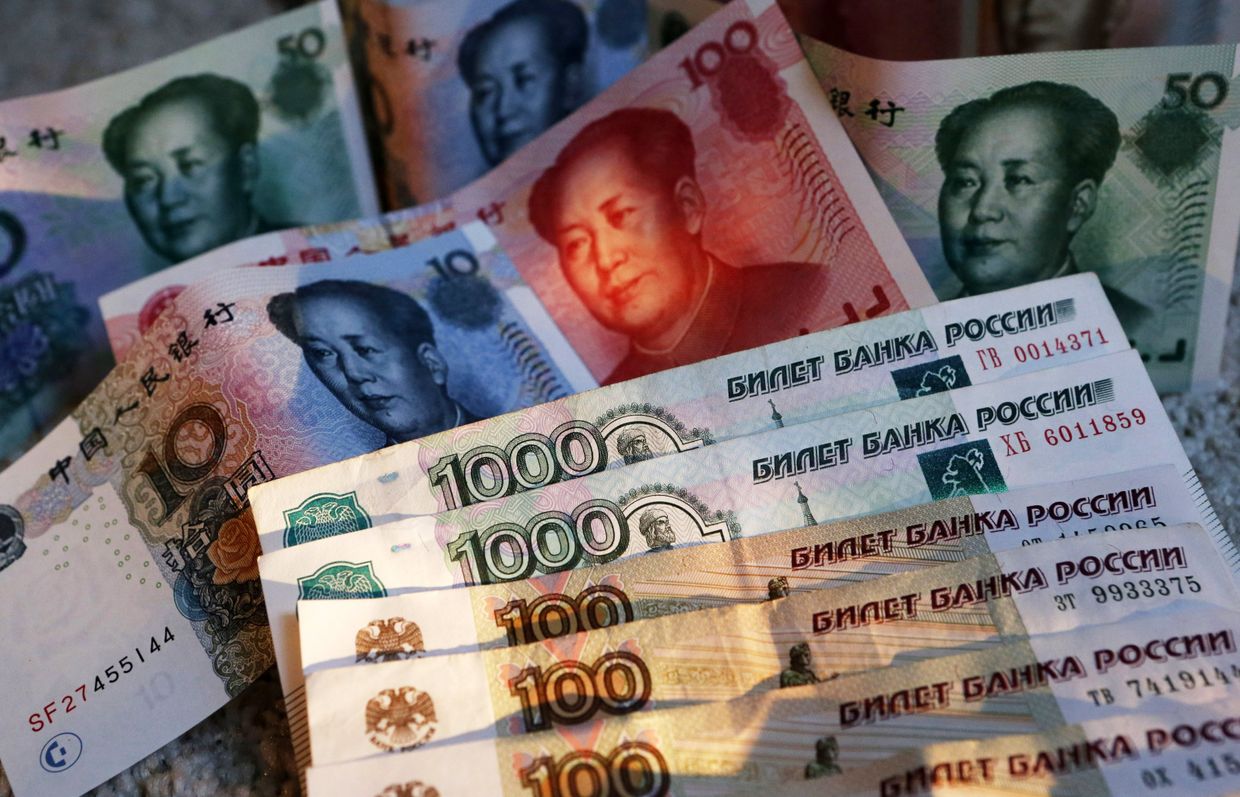 Китайские банкноты номиналом в 100, 50, 20, 10 и 5 юаней и российские 1000 и 100 рублевые купюры. Китайские банкноты номиналом в 100, 50, 20, 10 и 5 юаней и российские 1000 и 100 рублевые купюры.