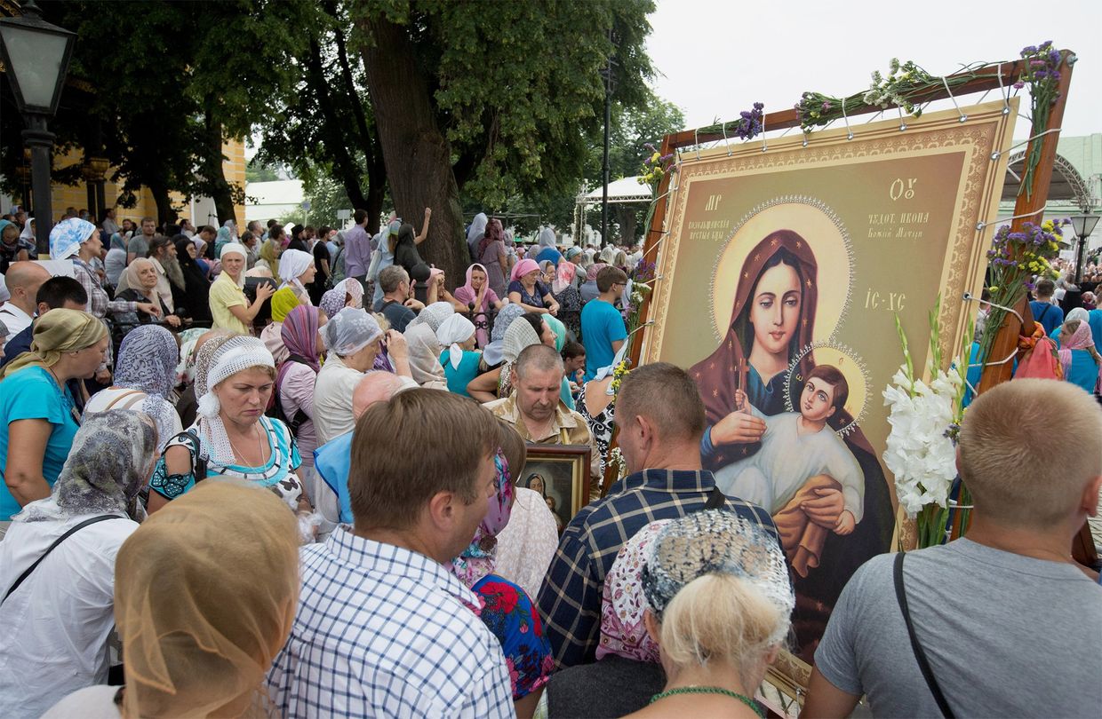 Участники Крестного хода, посвященного 1030-летию Крещения Руси, в Киево-Печерской лавре в Киеве. 27 июля 2018