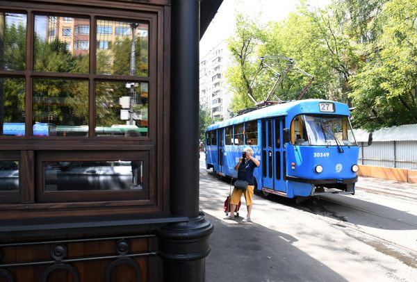 Старейшая трамвайная остановка Красностуденческий проезд маршрута №27 возле парка Дубки в Москве, открывшаяся после реставрации Старейшая трамвайная остановка Красностуденческий проезд маршрута №27 возле парка Дубки в Москве, открывшаяся после реставрации