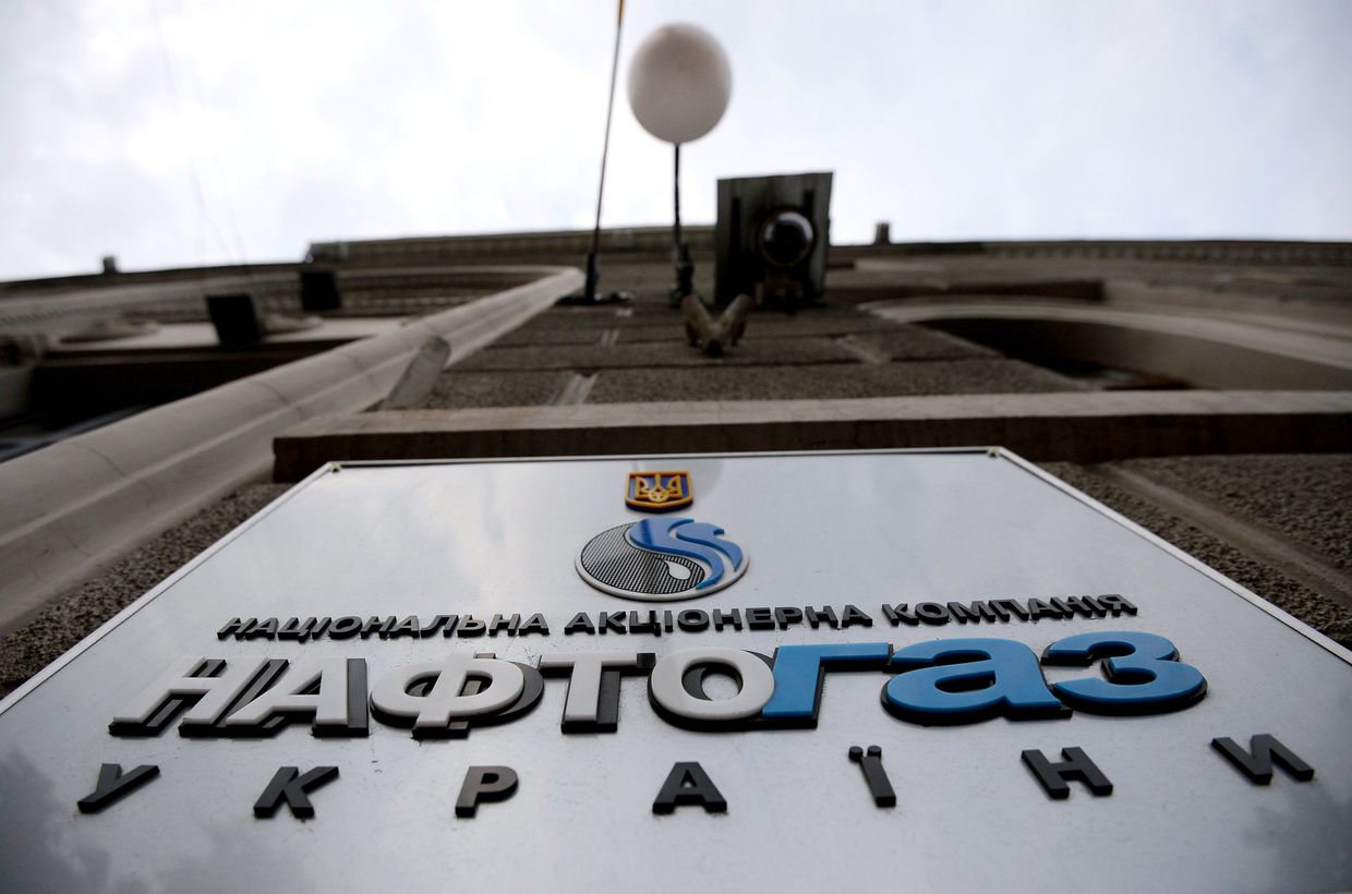 Вывеска НАК Нафтогаз Украины на административном здании в Киеве
