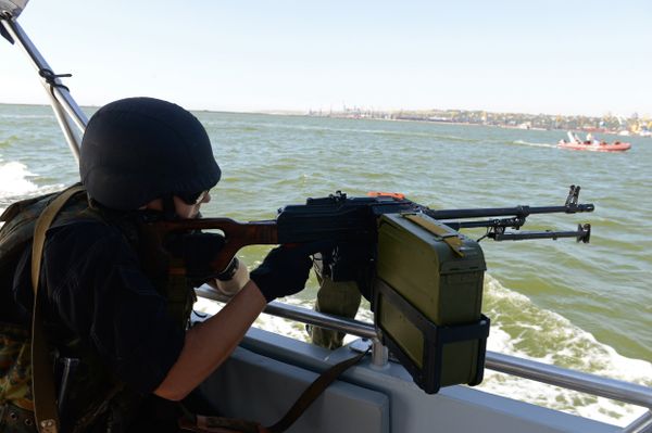Украинский военнослужащий во время патрулирования Азовского моря