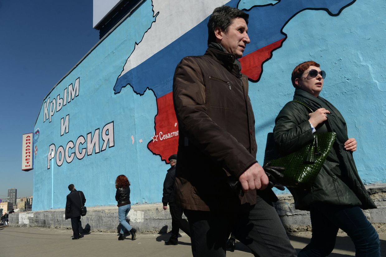 Патриотические граффити в Москве о воссоединении Крыма и России