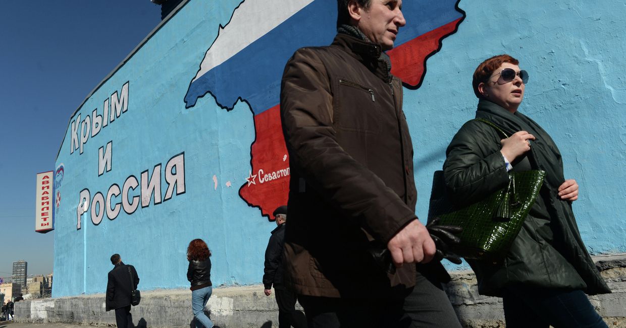 Патриотические граффити в Москве о воссоединении Крыма и России
