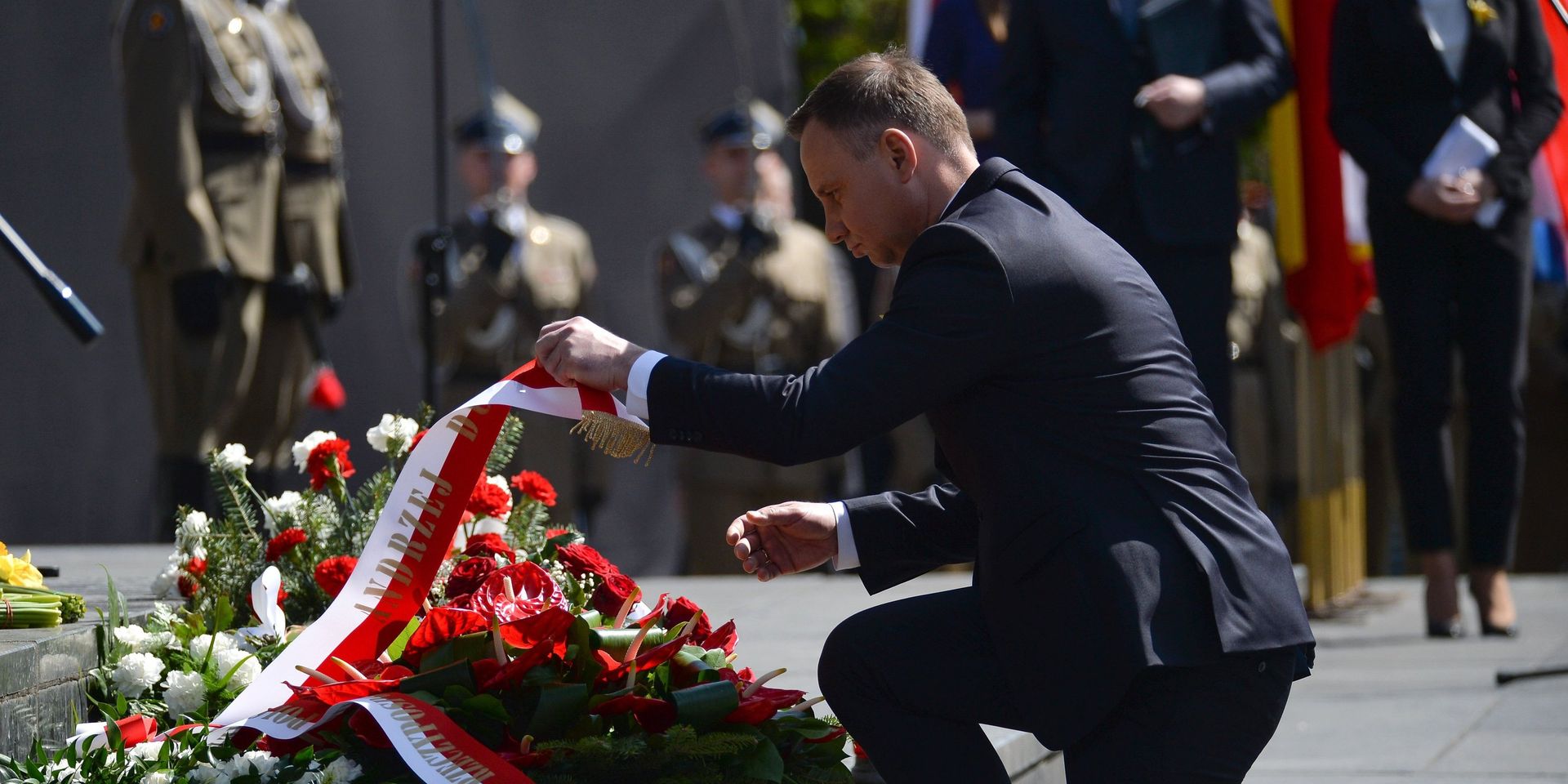 Президент Польши Анджей Дуда на церемонии возложения цветов во время траурного мероприятия в Варшаве по случаю 75-й годовщины восстания в варшавском гетто. 19 апреля 2018 - ИноСМИ, 1920, 07.09.2022