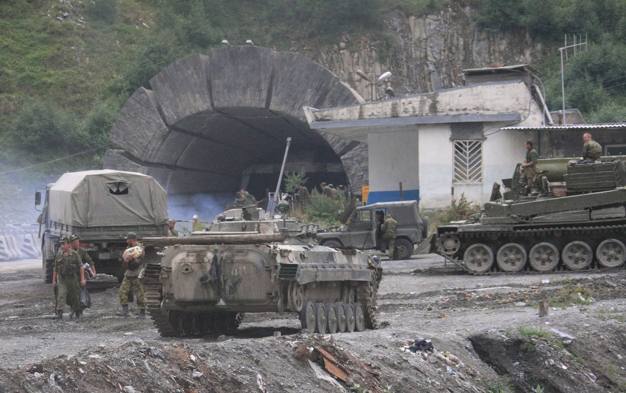 Боевая техника российских военнослужащих у Рокского тоннеля. 13 августа 2008 года