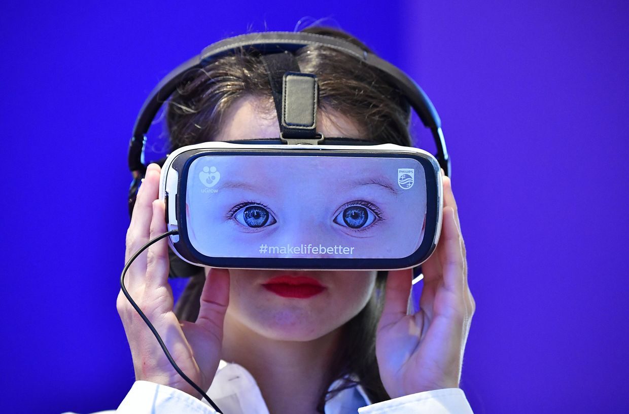 Посетитель выставки потребительской электроники IFA в Берлине