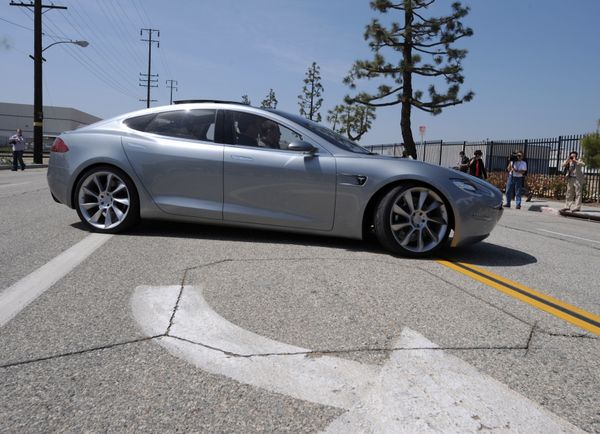 Электромобиль Tesla Model S