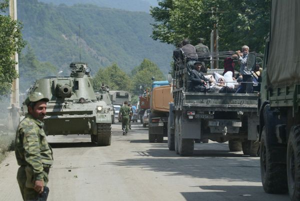 Российские военнослужащие направляются в сторону Цхинвали. 11 августа 2008