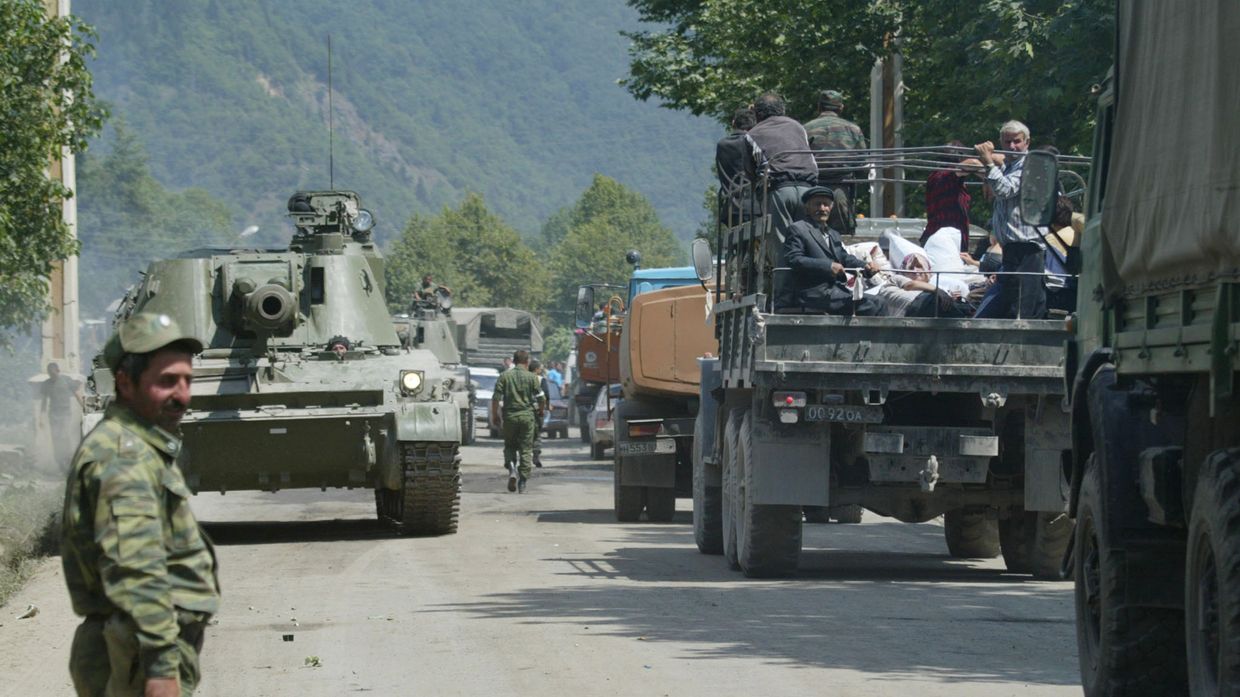 Российские военнослужащие направляются в сторону Цхинвали. 11 августа 2008