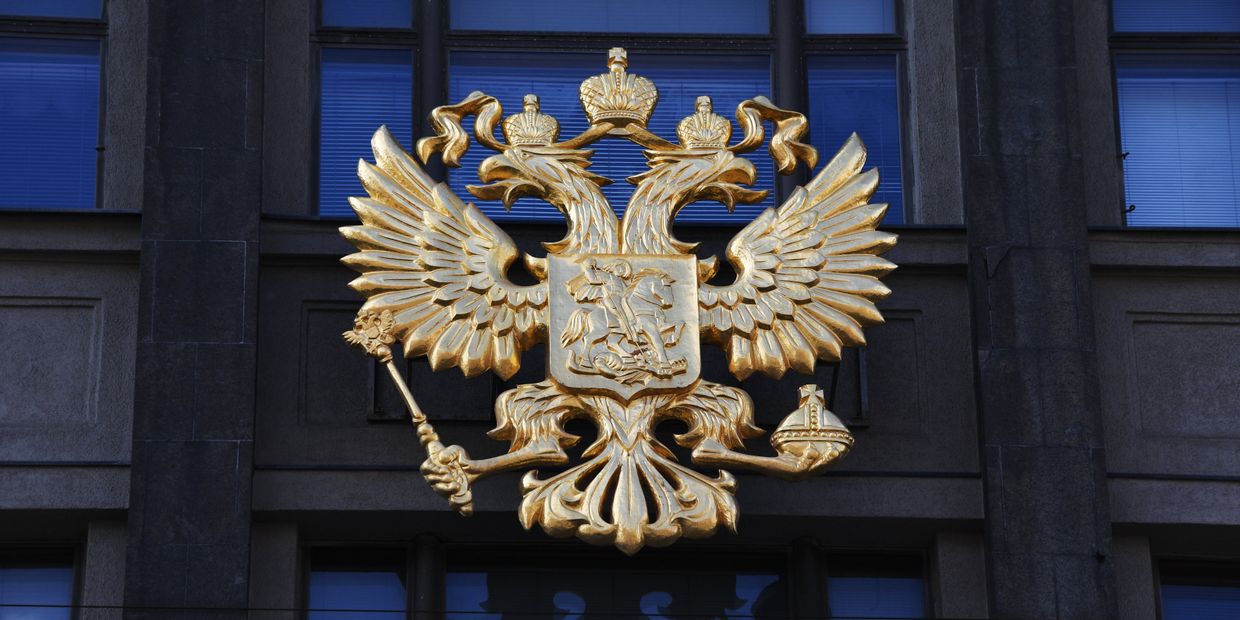 Герб на здании Государственной Думы РФ на улице Охотный ряд в Москве