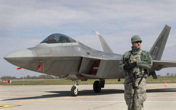 Истребитель ВВС США F-22 Raptor на авиабазе Шяуляй в Литве