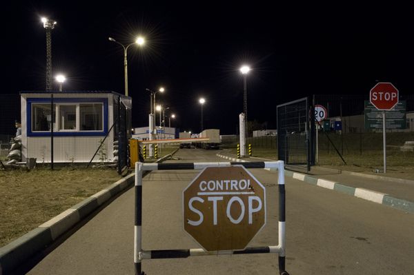 Автомобили с гуманитарной помощью для жителей юго-востока Украины ожидают прихода украинской стороны для оформлени груза на КПП Донецк