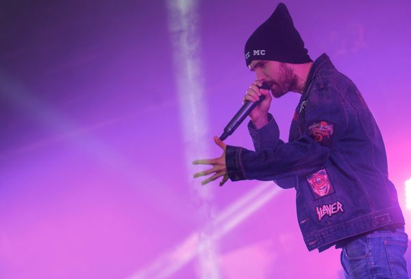 Группа Noize Mc выступает на музыкальном фестивале под открытым небом Группа Noize Mc выступает на музыкальном фестивале под открытым небом