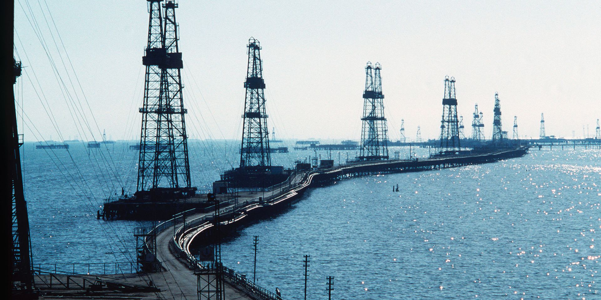 Нефтяные вышки на Каспийском море - ИноСМИ, 1920, 04.12.2022